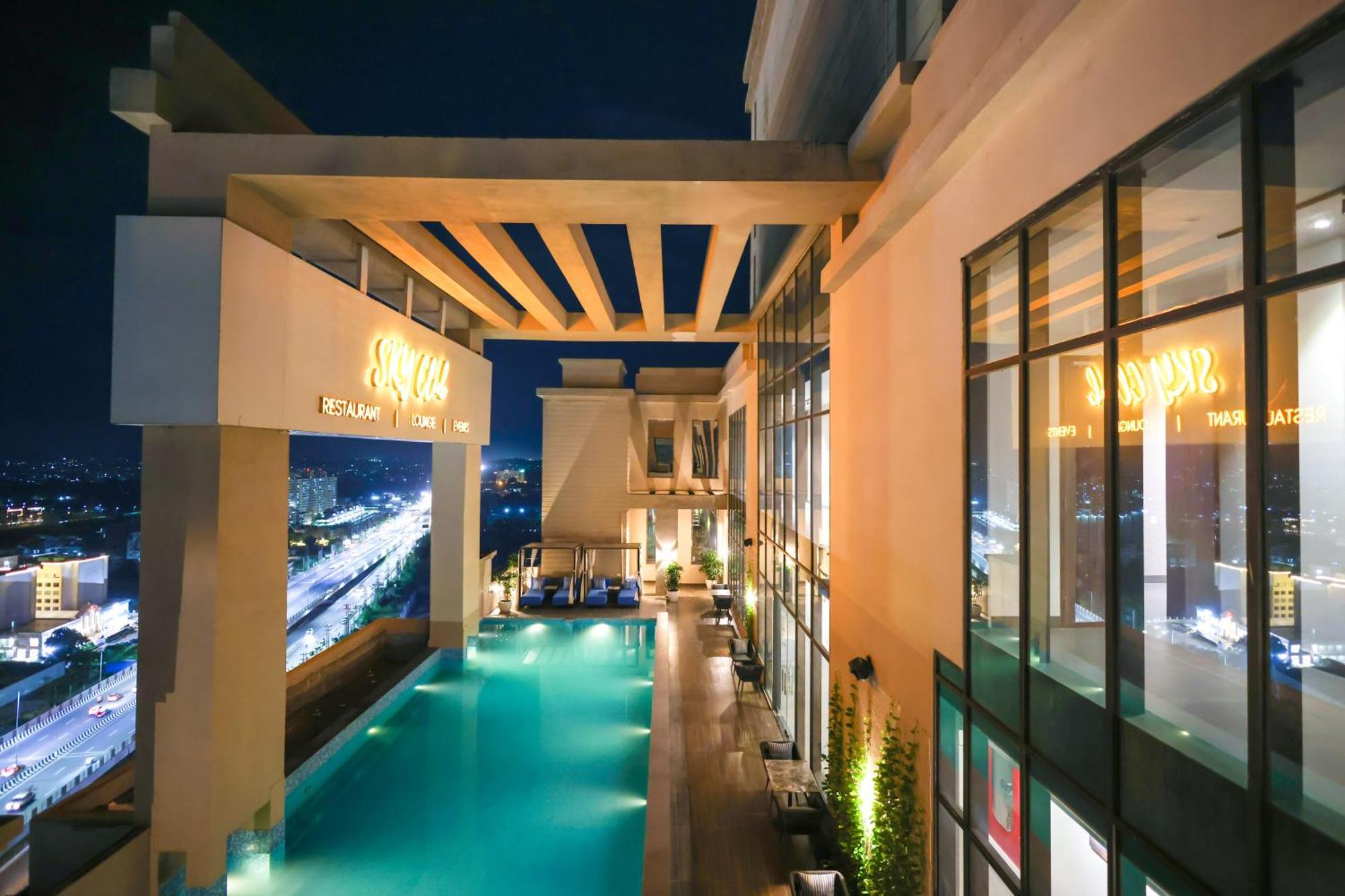 Rhythm Gurugram Hotel & Suites, Sohna Road 구르가온 외부 사진
