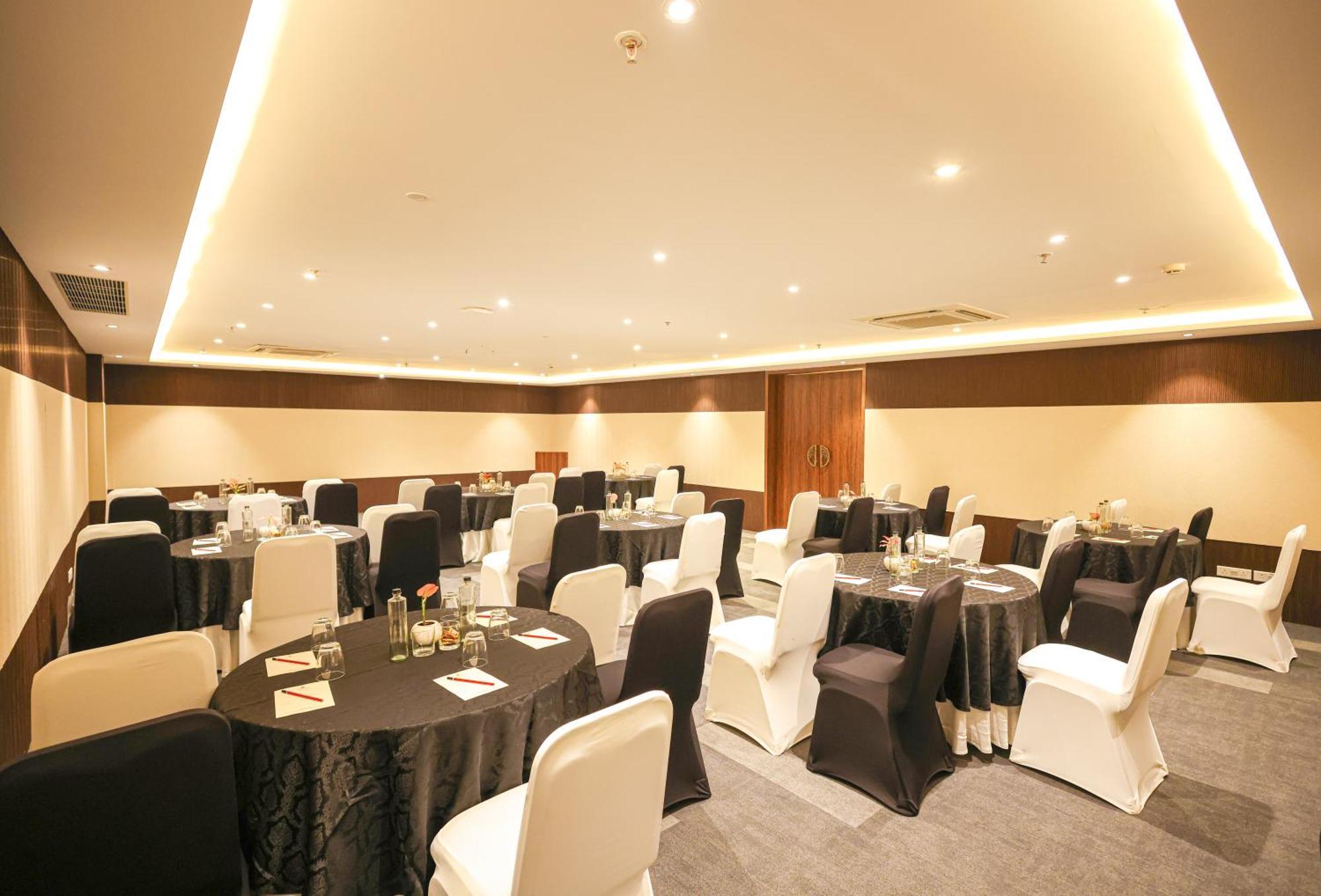 Rhythm Gurugram Hotel & Suites, Sohna Road 구르가온 외부 사진
