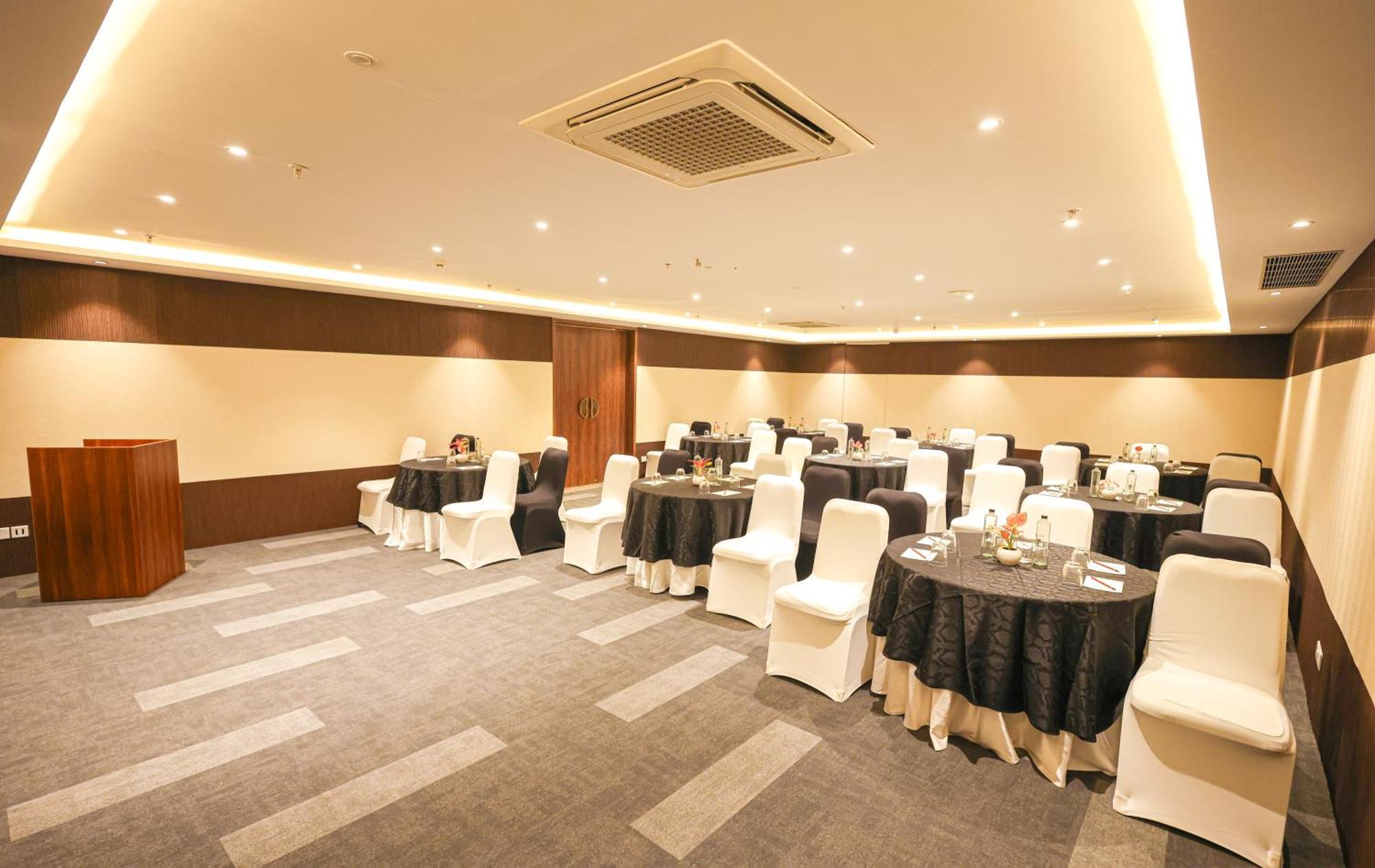 Rhythm Gurugram Hotel & Suites, Sohna Road 구르가온 외부 사진