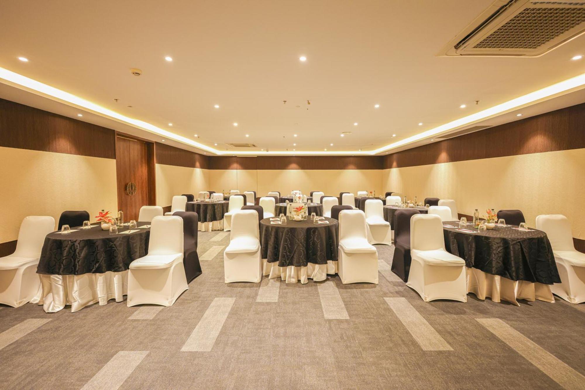 Rhythm Gurugram Hotel & Suites, Sohna Road 구르가온 외부 사진