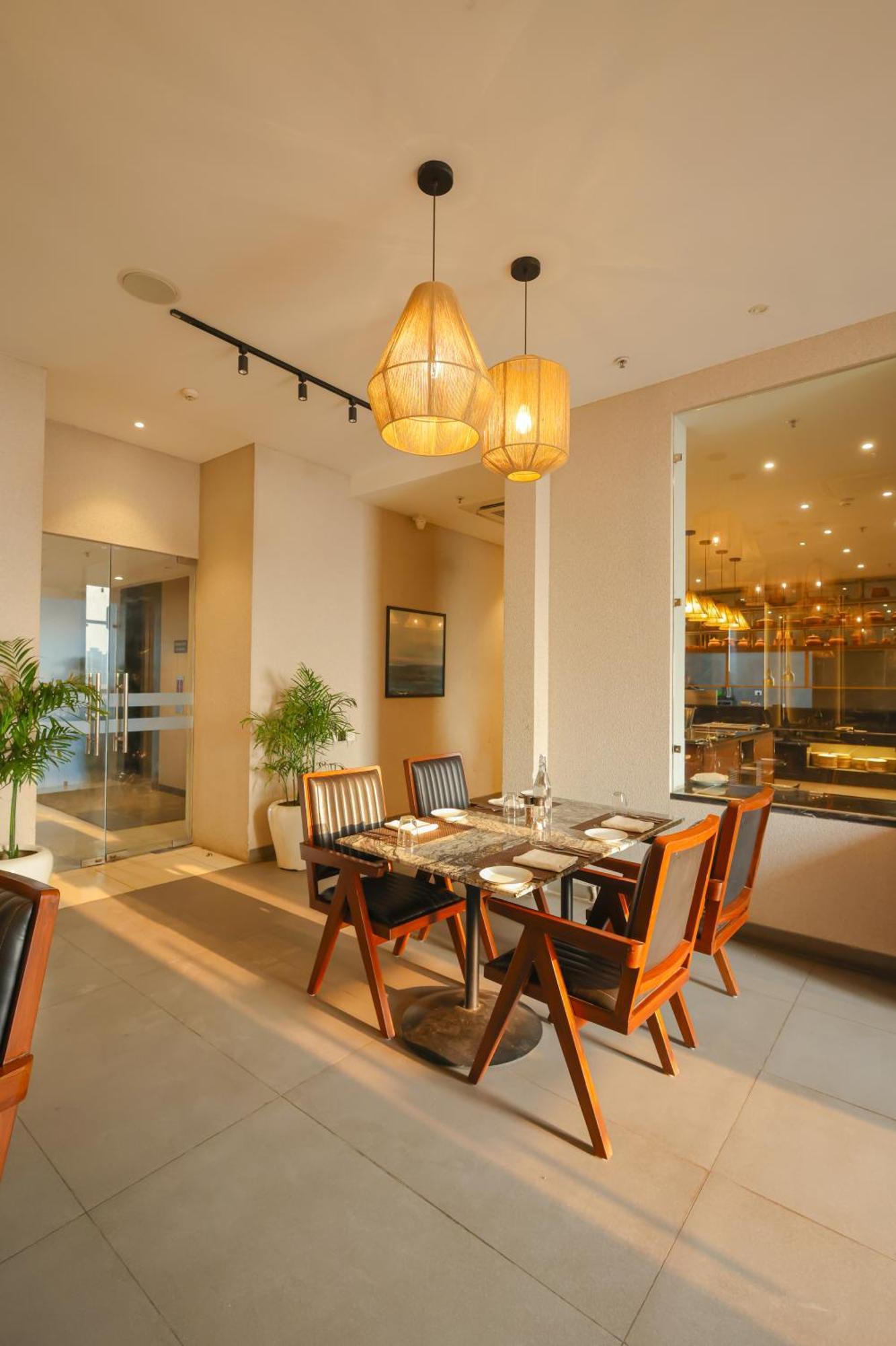 Rhythm Gurugram Hotel & Suites, Sohna Road 구르가온 외부 사진