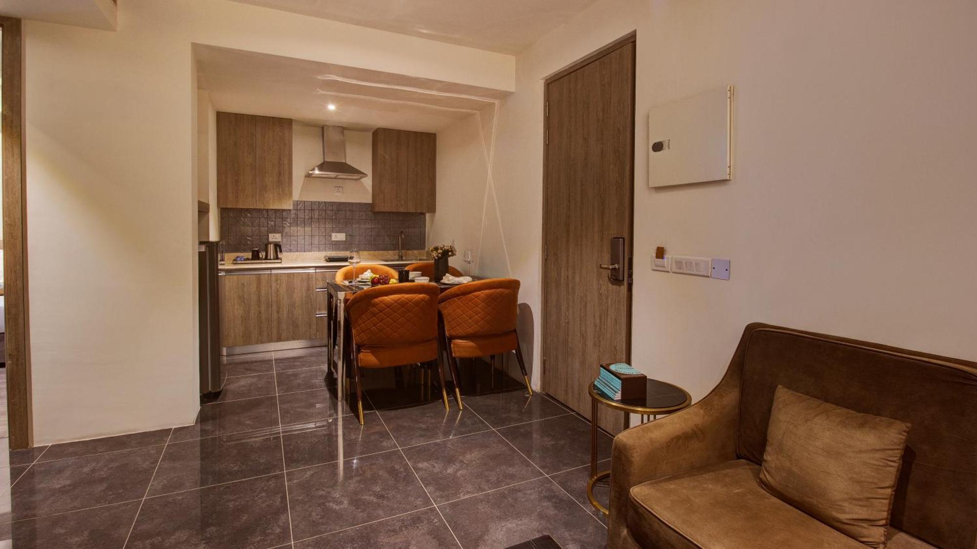 Rhythm Gurugram Hotel & Suites, Sohna Road 구르가온 외부 사진